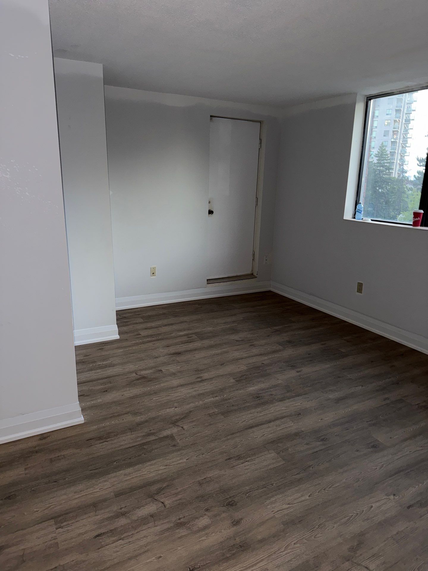 SmartDrop 7 Cashmere vinyl flooring in a bright Mississauga condominium room